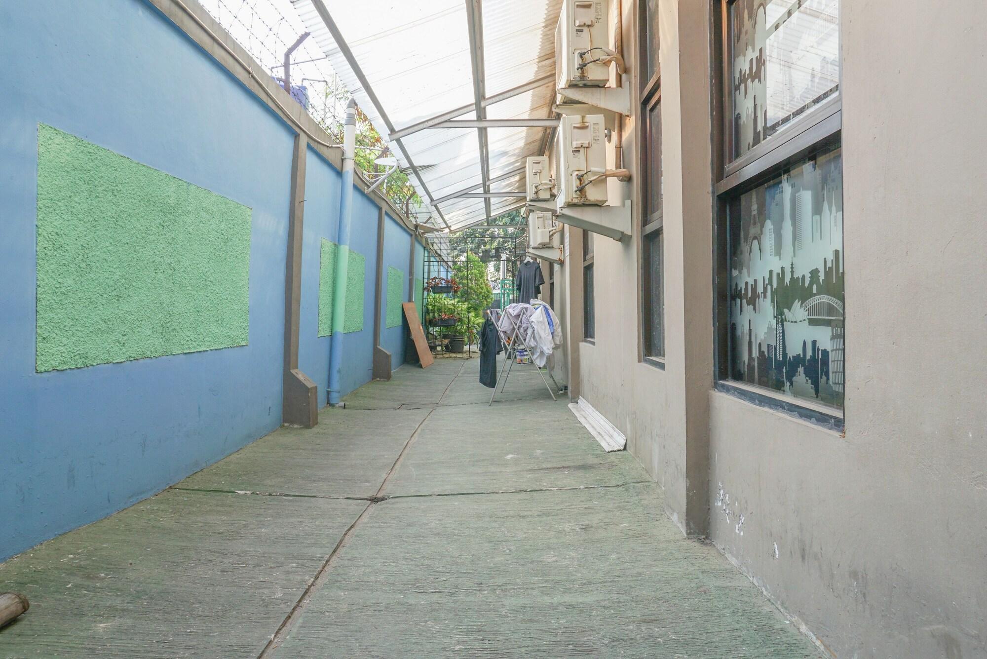 Hotel Reddoorz Near Kemang Square Yakarta Exterior foto