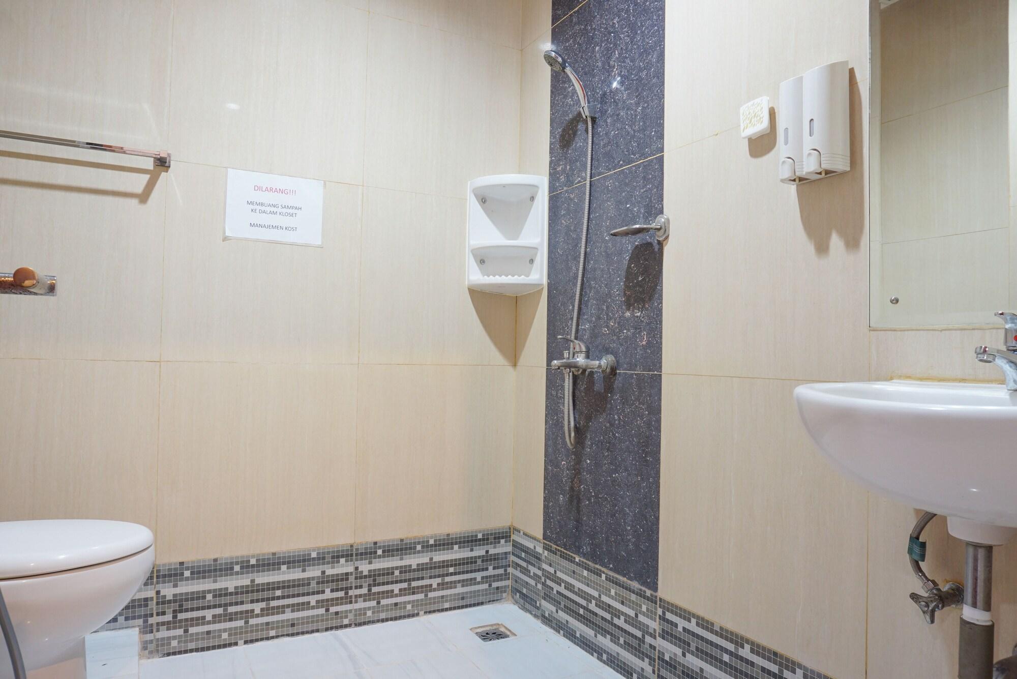 Hotel Reddoorz Near Kemang Square Yakarta Exterior foto