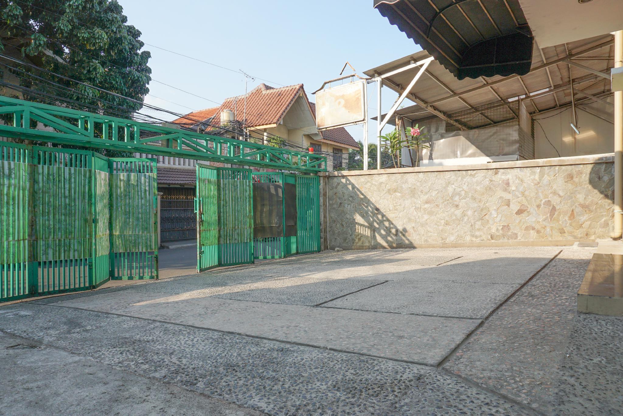 Hotel Reddoorz Near Kemang Square Yakarta Exterior foto