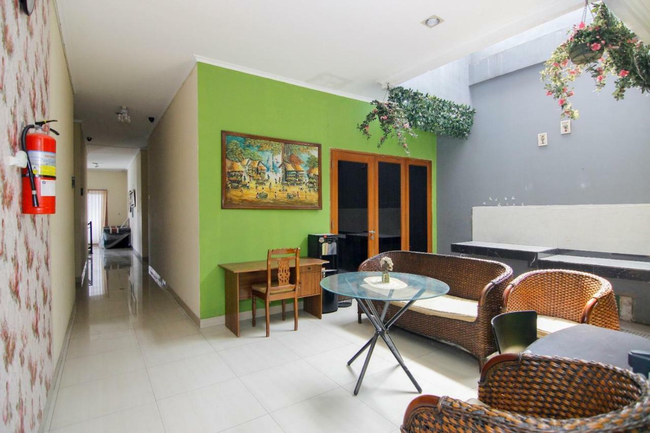 Hotel Reddoorz Near Kemang Square Yakarta Exterior foto